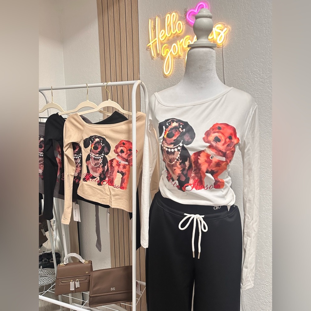 Off shoulder With dogs graphic longsleeve